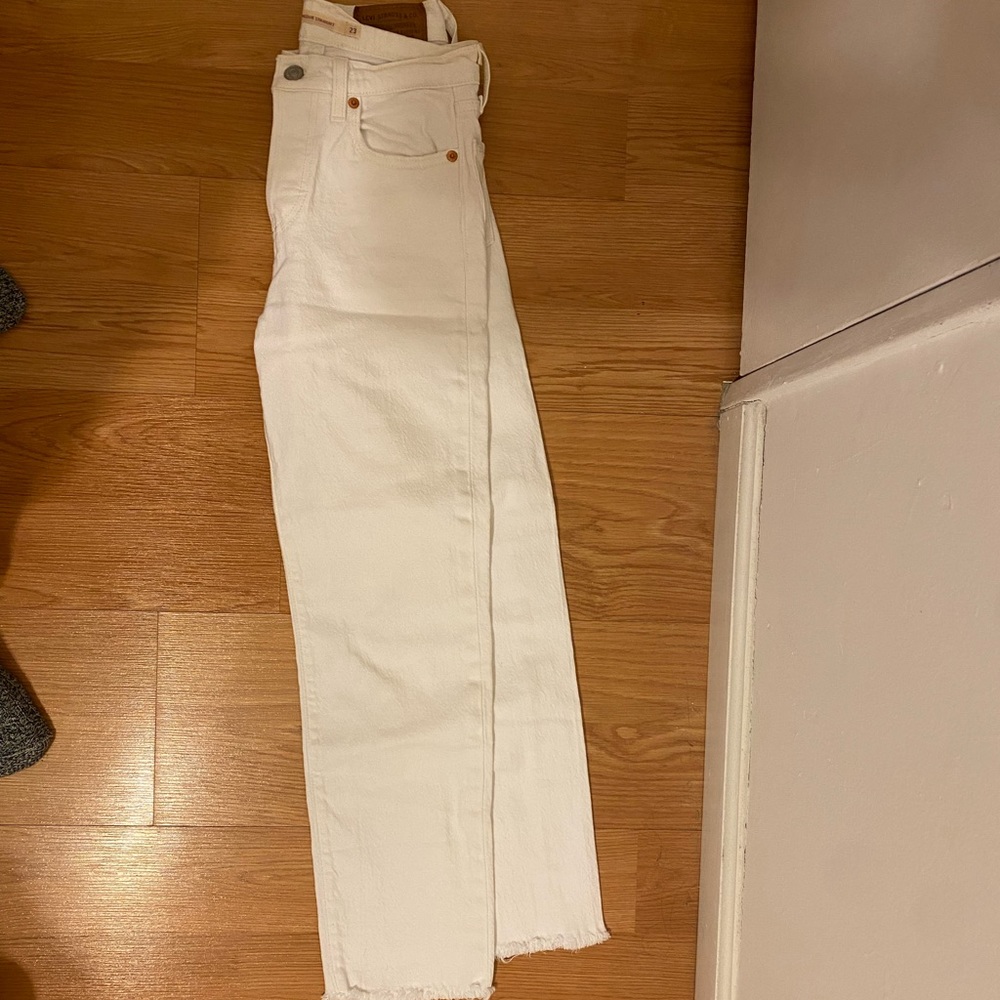 White Levi’s wedgie